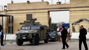 بذريعة حيازة عملة أجنبية.. معاناة اليمنيين المتصاعدة في مصر تنتظر تنفيذ التوجيهات الرسمية وسط غياب دور السفارة