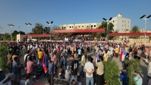 تظاهرة حاشدة في عدن تنديدا بتردي الخدمات والعملة الوطنية ومليشيا الانتقالي تطلق النار على المحتجين