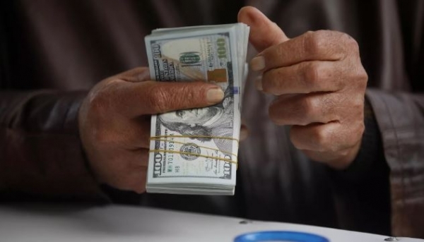 الدولار الأميركي يهبط قرب أدنى مستوى له في 3 سنوات ونصف