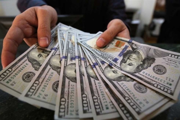 الدولار يتراجع إلى أدنى مستوى له في ستة أسابيع