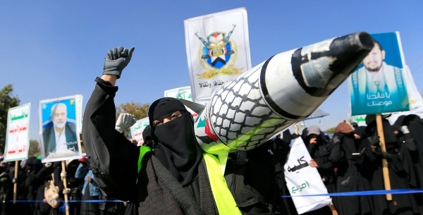 مجلة "داون" تسلط الضوء على "الزينيبات" في اليمن.. الجناح النسائي العسكري للحوثيين وأنشطتهن (ترجمة خاصة)