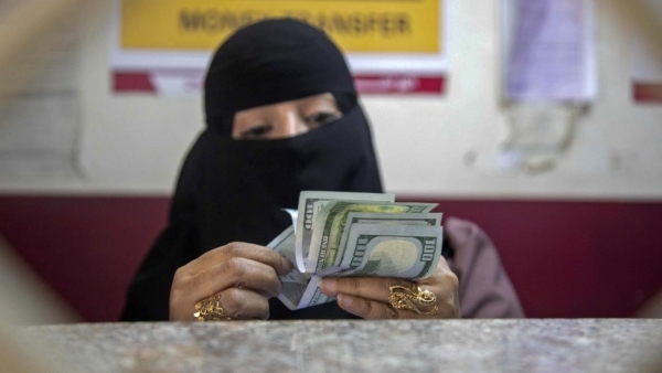 البنك المركزي يقف عاجزا عن وقف انهيار الريال.. ويتهم الصرافين