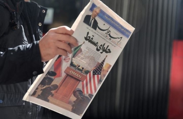 صحيفة إسرائيلية: كيف تلعب إيران بحذر بين موازنة المحادثات النووية الأمريكية والسياسة تجاه اليمن؟ (ترجمة خاصة)
