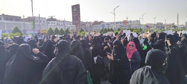 "صوت النساء يعلو".. احتجاج نسوي واسع يطالب بإنهاء التدهور الخدمي والمعيشي في عدن