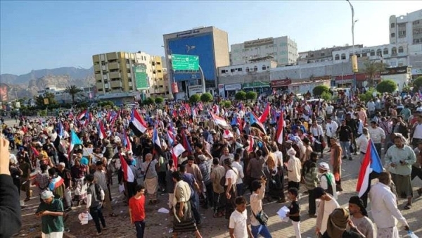 ثورة جياع في عدن تطالب بإسقاط النظام والانتقالي يواجهها بالرصاص (فيديوهات)