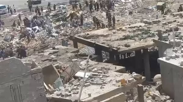مطالبات بـ"تحقيق فوري" بانفجار مخزن أسلحة للحوثيين تسبب بمقتل وإصابة أكثر من 100 شخص وتدمير 10 منازل