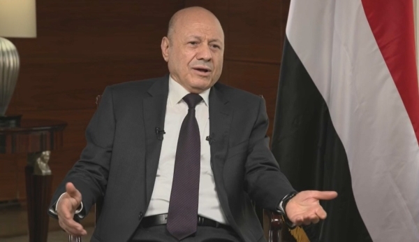 بين التأييد والنقد.. تصريحات العليمي عن الحوثيين وطائرات اليمنية تُشعل الجدل في اليمن