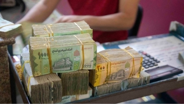 في ظل عجز حكومي.. الريال اليمني يلامس حاجز الـ 700 أمام الريال السعودي "أسعار الصرف"