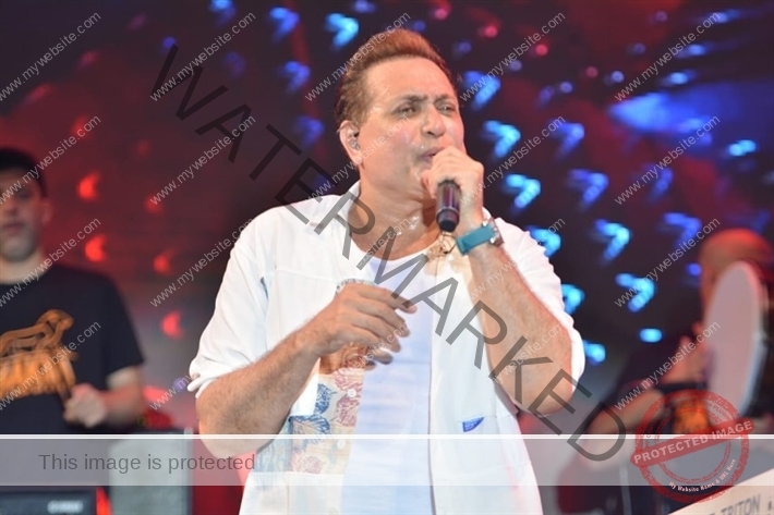 النجم حكيم يتألق في مهرجان 'مراسي' ويشعل حماس الجمهور بحضوره المميز