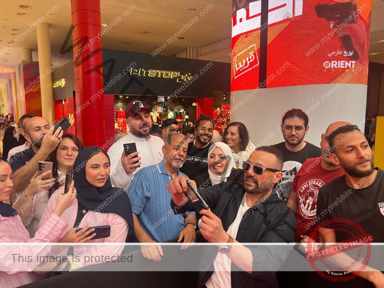 أكشن على السجادة الحمراء.. أحمد السقا يفاجئ جمهور دبي بعرض حي احتفالًا بـ'أحمد وأحمد'