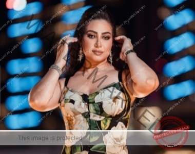 بوسي تخطف الأنظار بإطلالة منعشة وسط الأزهار والنباتات الخضراء