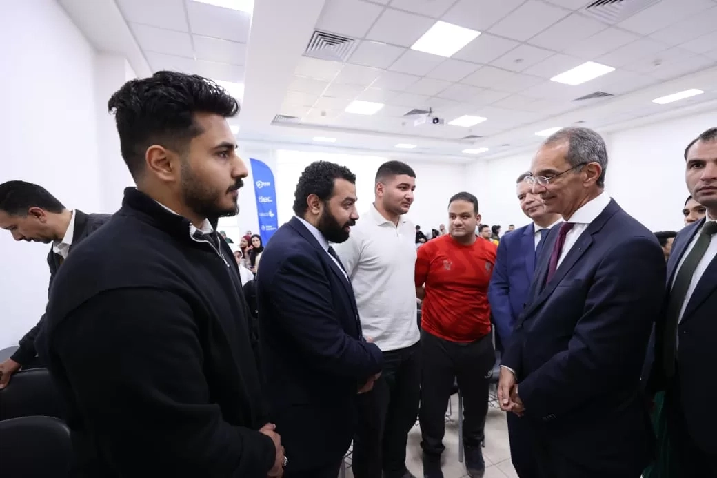 لقاء موسع بين وزير الاتصالات ورواد الأعمال والمهنيين المستقلين والمتدربين بجامعه بنها