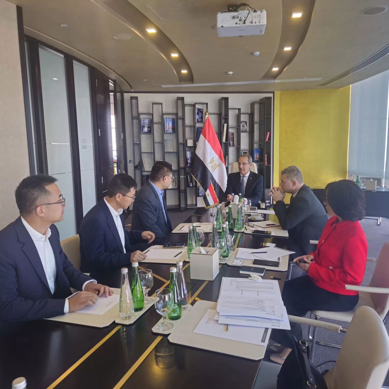 الدكتور/ عمرو طلعت وزير الاتصالات يعقد مباحثات مع مسؤولى بنوك وشركات عالمية متخصصة فى مجال الاتصالات وتكنولوجيا المعلومات فى دبى