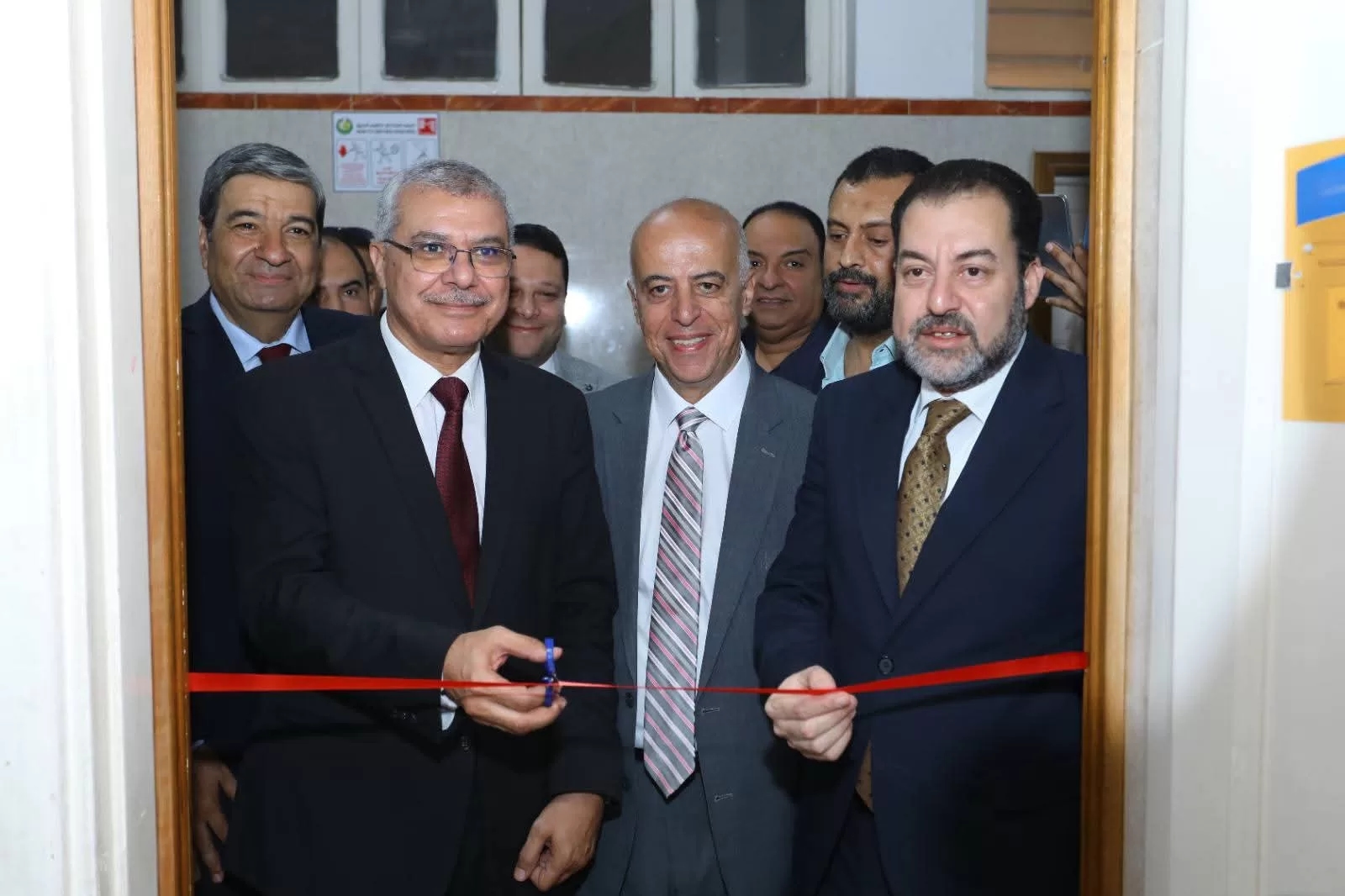 مستشفيات جامعة الزقازيق في قلب المشهد الصحي: رئيس الجامعة يفتتح وحدة 'جفاف العين' ويتفقد وحدة 'الجراحات الميكروسكوبية' بكلية الطب