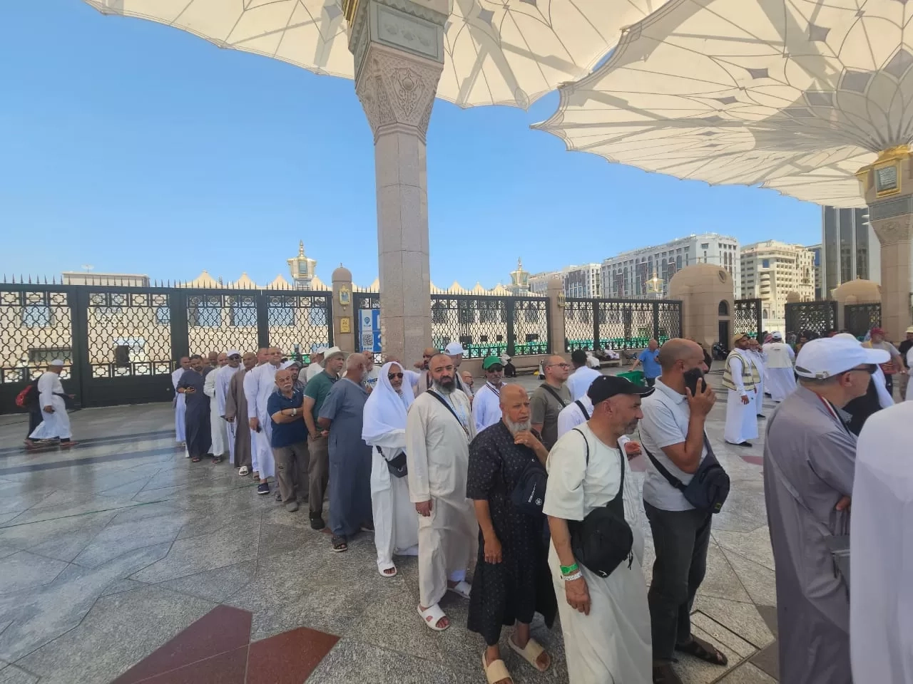 في روضة من رياض الجنة.. دعاء وسجود وامتنان من الحجاج في حضرة النبي ﷺ