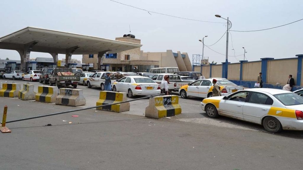 مليشيا الحوثي تفرغ شحنة إضافية من الوقود المغشوش بميناء رأس عيسى بالحديدة