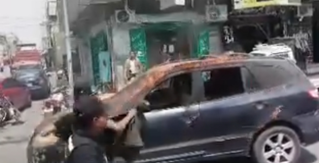 شيخ قبلي في الحديدة يُحرق سيارته احتجاجًا على ممارسات حوثية تعسفية