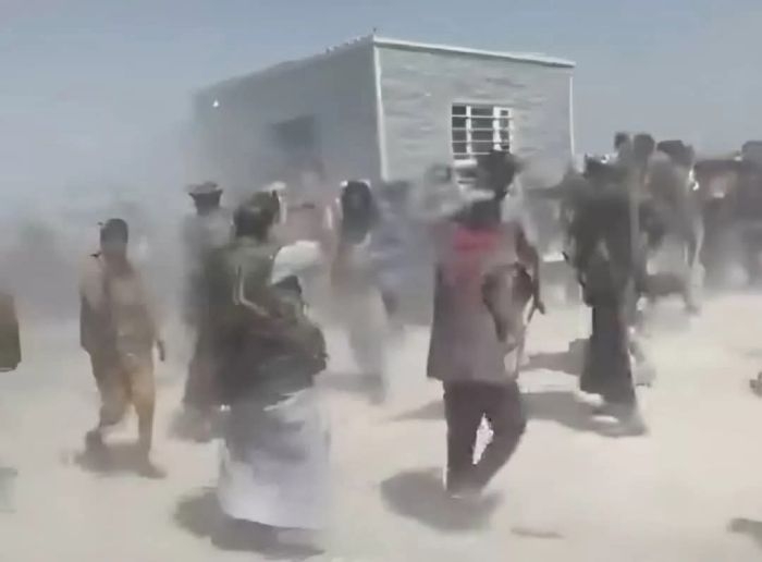 ذمار.. مواطنون يحرقون غرف الجبايات الحوثية في عنس رفضًا للنهب الجائر