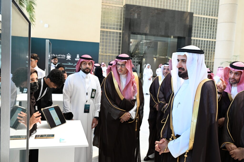 عقد لقاء مفتوح مع أعضاء هيئة التدريس وطلبة الجامعة.. معالي وزير الحج والعمرة يزور معرض منظومة الحرمين في جامعة الملك عبدالعزيز