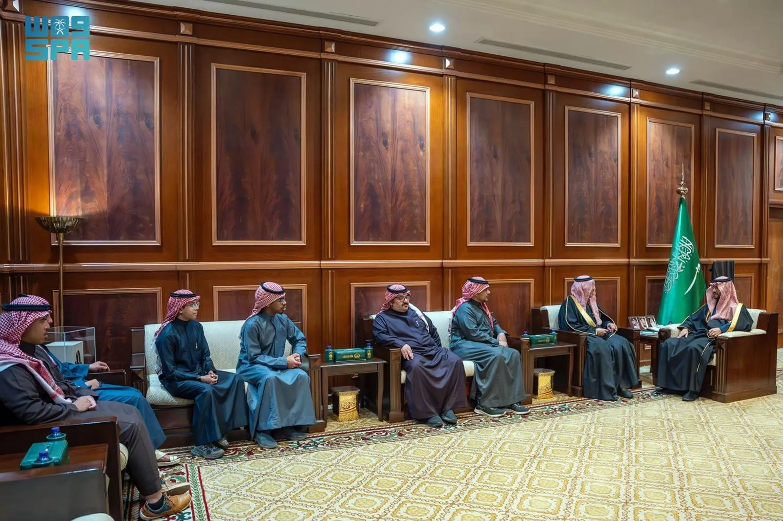 نائب أمير حائل يستقبل عددًا من أبناء مركز الدكتور ناصر الرشيد لرعاية الأيتام بالمنطقة