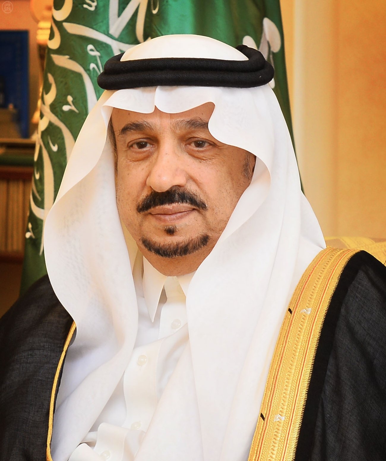 أمير منطقة الرياض يعزي في وفاة محمد الفايز