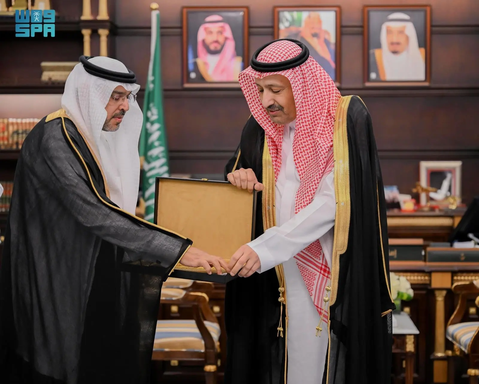 أمير الباحة يكرّم طلاب وطالبات المنطقة الفائزين في معرض إبداع 2025