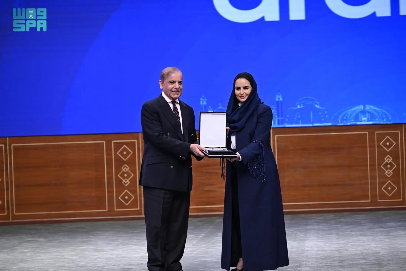 رئيس وزراء باكستان يكرم الأمين العام لمنظمة التعاون الرقمي لجهودها في جذب استثمارات أجنبية تتجاوز قيمتها 650 مليون دولار