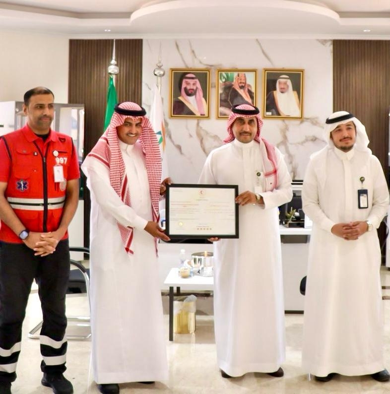 الهلال الأحمر بالجوف يُسلّم 'شهادة امتثال' لموارد الجوف ضمن مشروع 'معاذ'