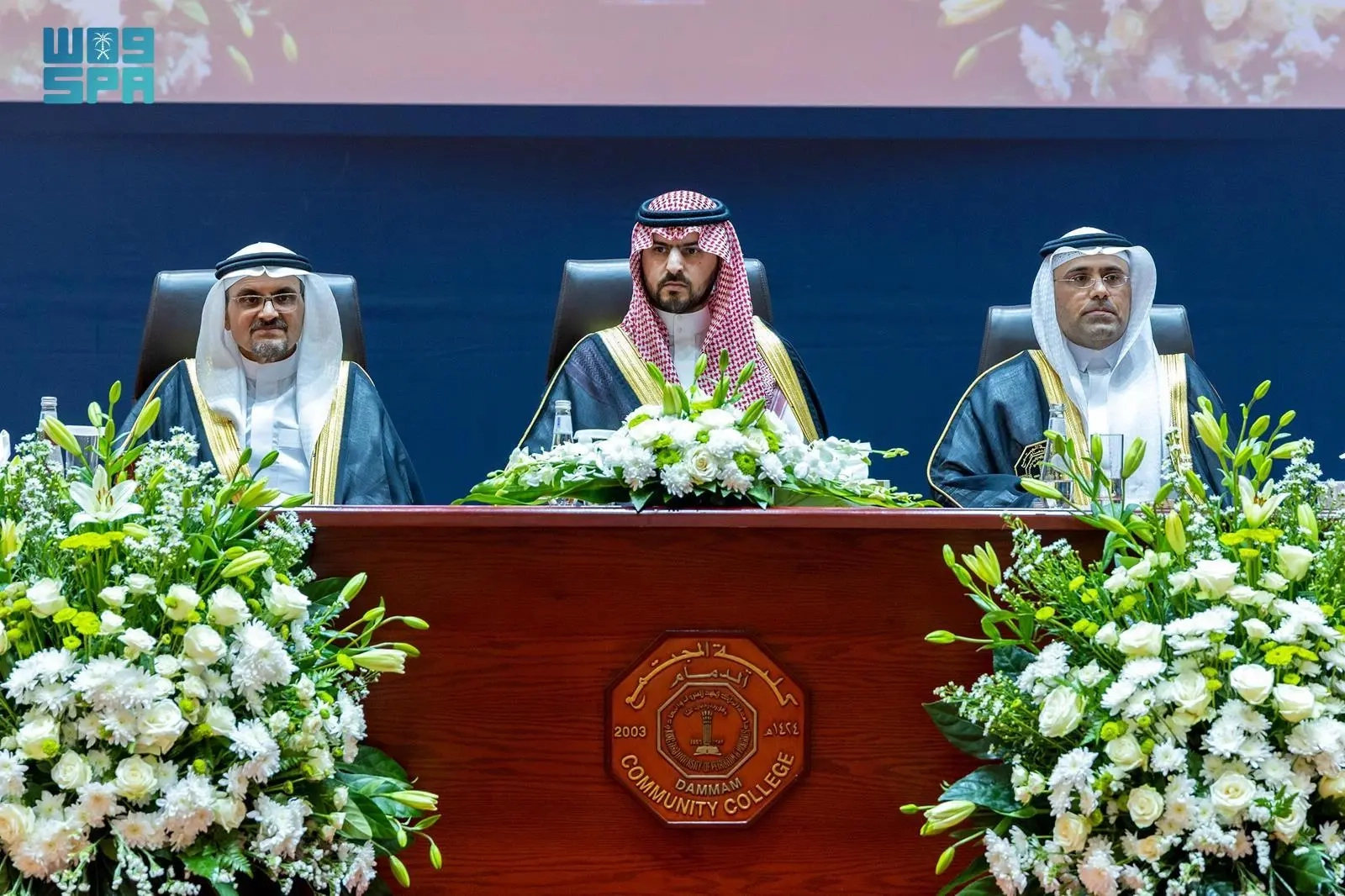 نائب أمير المنطقة الشرقية يرعى حفل تخريج الدفعة العشرين من طلاب كلية المجتمع بالدمام