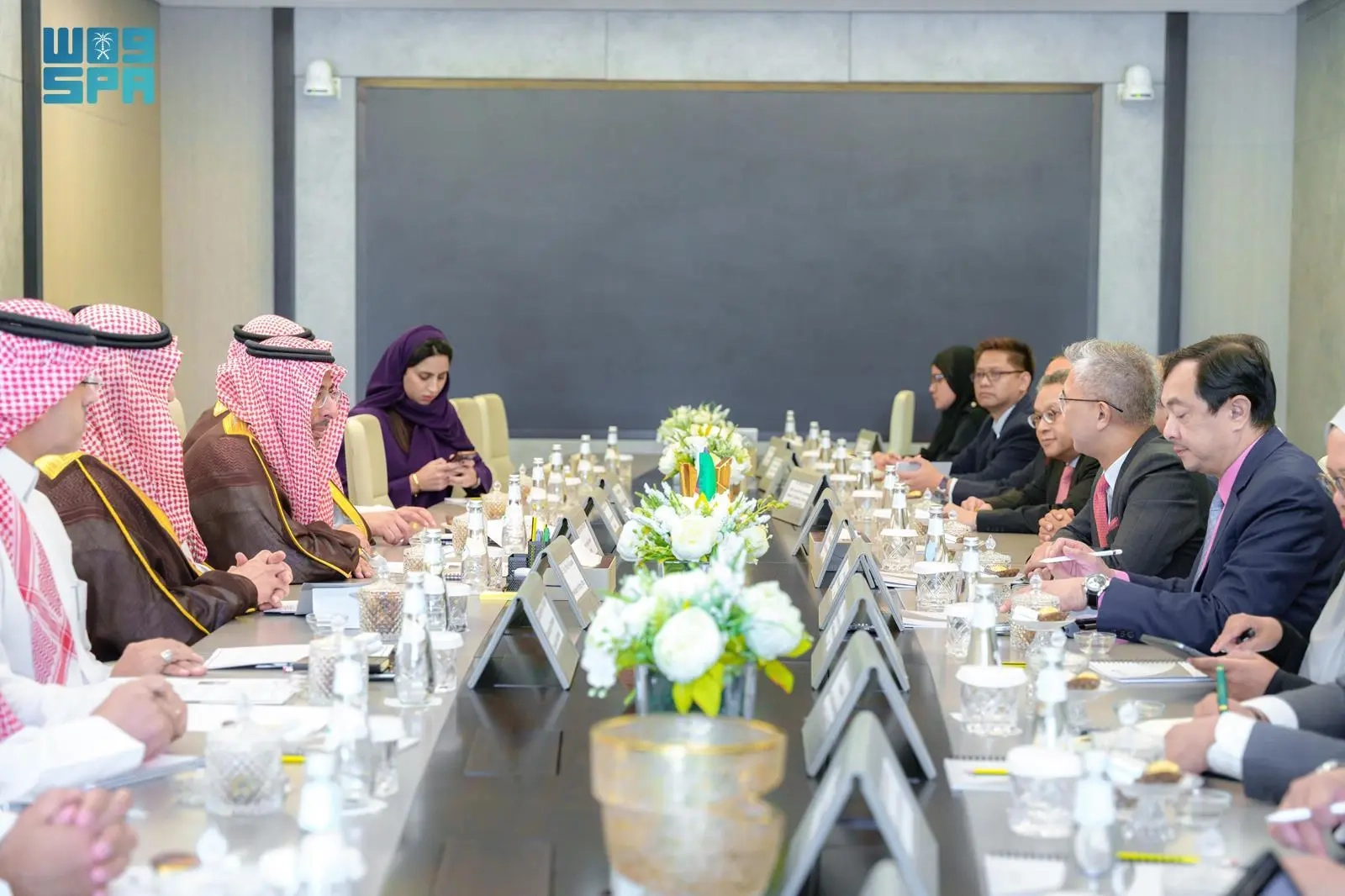 وزير الصناعة والثروة المعدنية يبحث تعزيز التعاون الصناعي مع وزير الاستثمار والتجارة والصناعة الماليزي