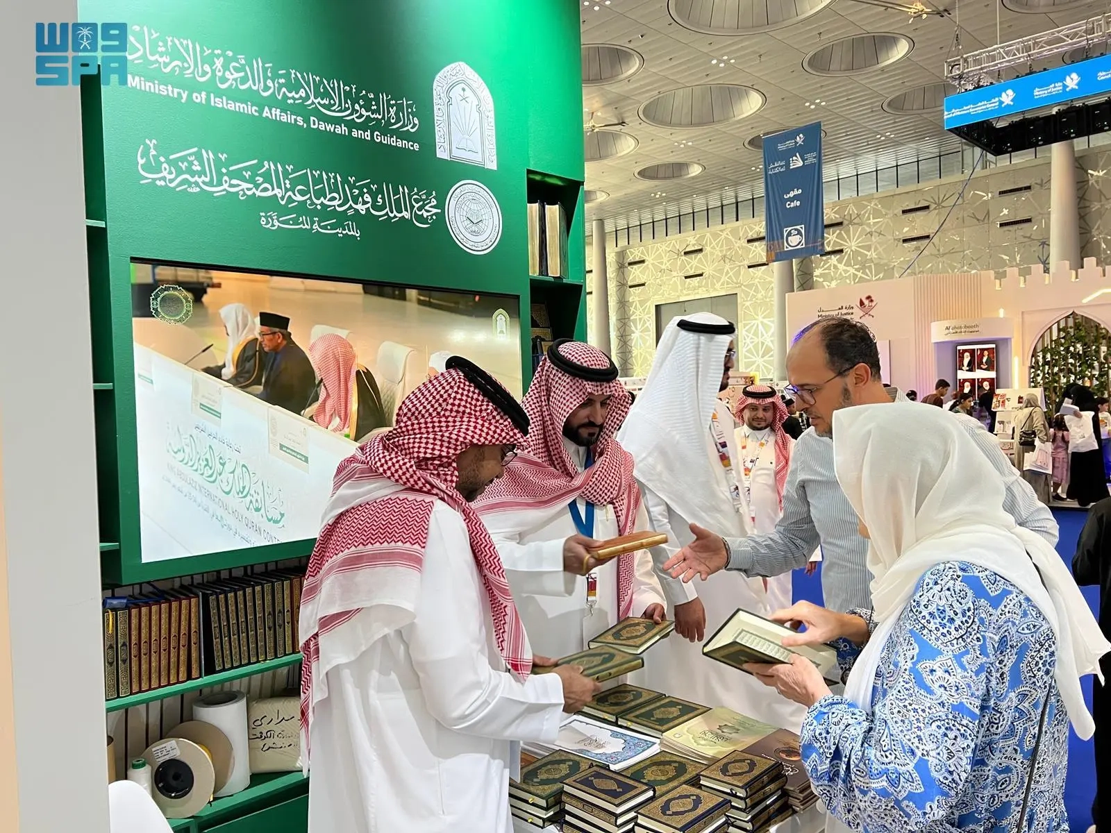 ركن 'الشؤون الإسلامية' يهدي قرابة 5000 نسخة من المصحف الشريف لزوار معرض الدوحة الدولي للكتاب