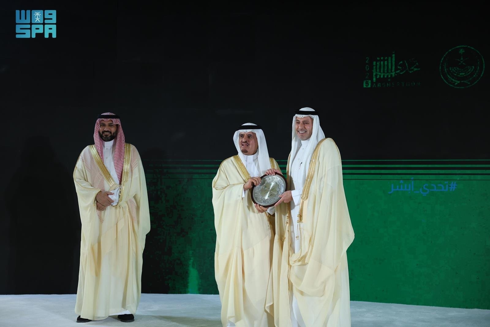 برعاية الأمير عبدالعزيز بن سعود.. نائب وزير الداخلية يتوّج الفائزين في تحدي أبشر 2025