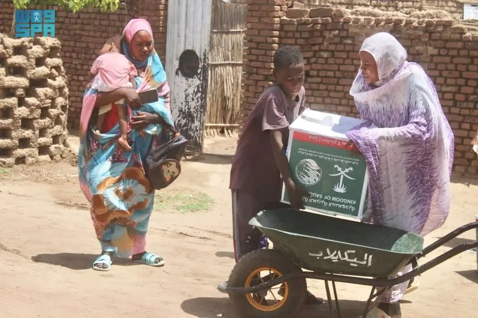 مركز الملك سلمان للإغاثة يوزع 500 سلة غذائية في محلية الدندر بولاية سنار في السودان