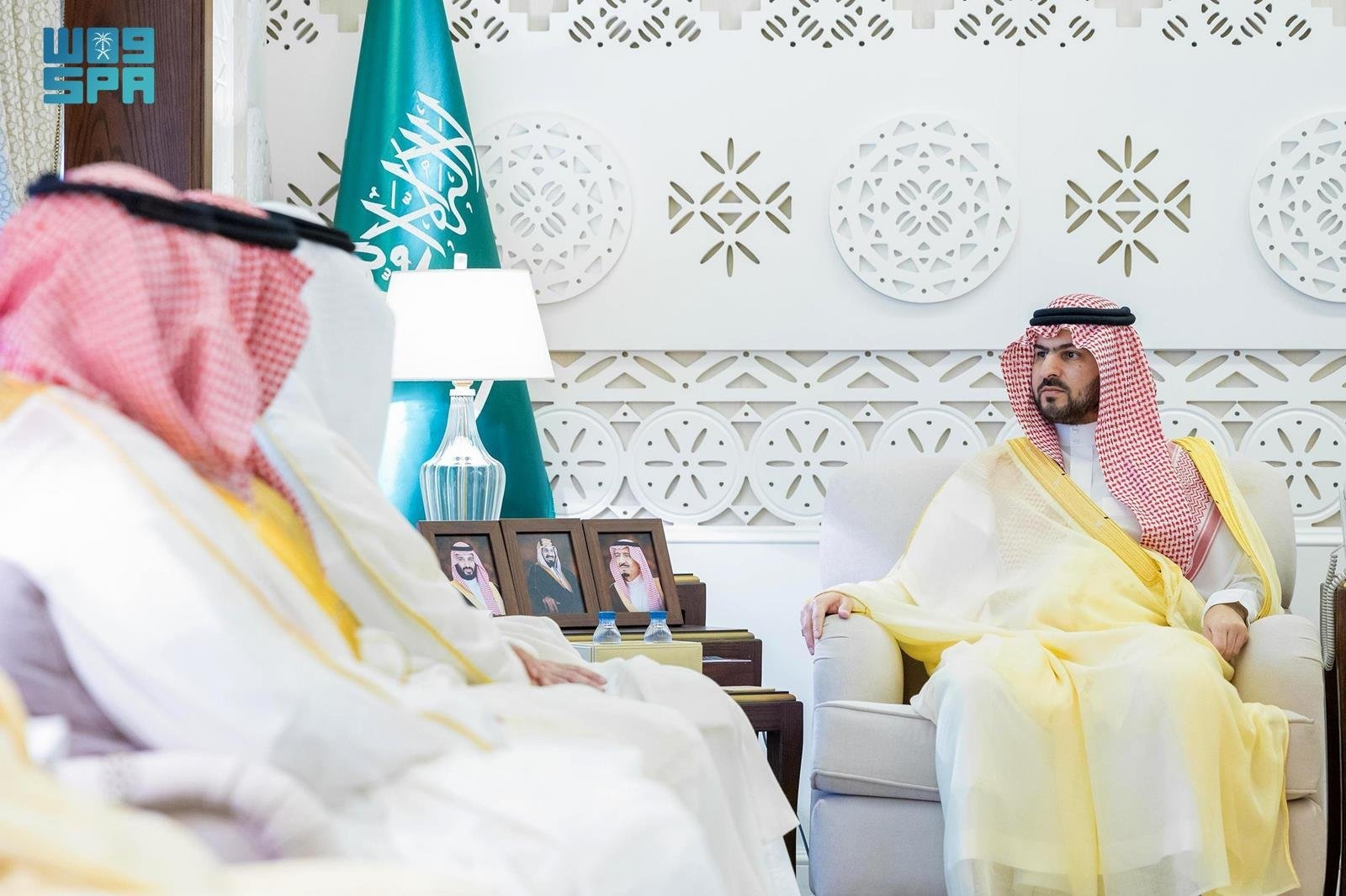 الأمير سعود بن بندر بن عبدالعزيز يستقبل رئيس وأعضاء مجلس إدارة غرفة الأحساء