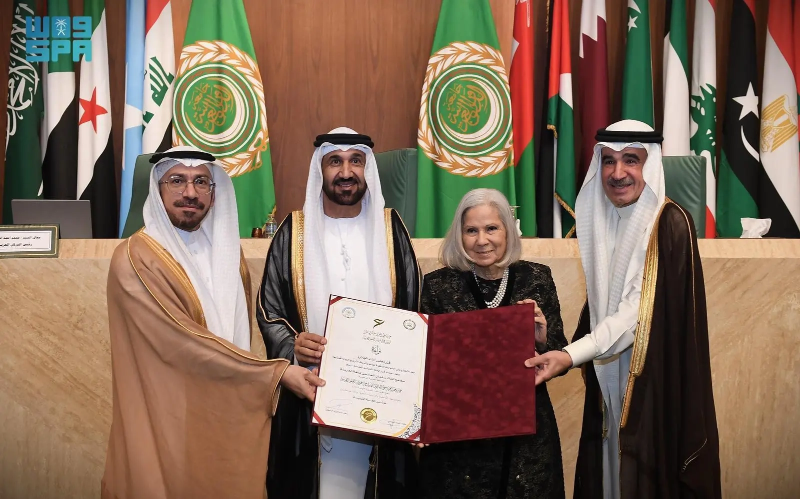 مجمع الملك سلمان العالمي للغة العربية يتسلم جائزة 'عبدالعزيز سعود البابطين للإبداع في خدمة اللغة العربية'