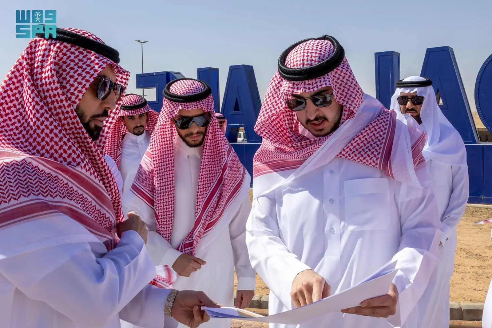 أمير منطقة الجوف يتفقد مشروع داون تاون ببحيرة دومة الجندل