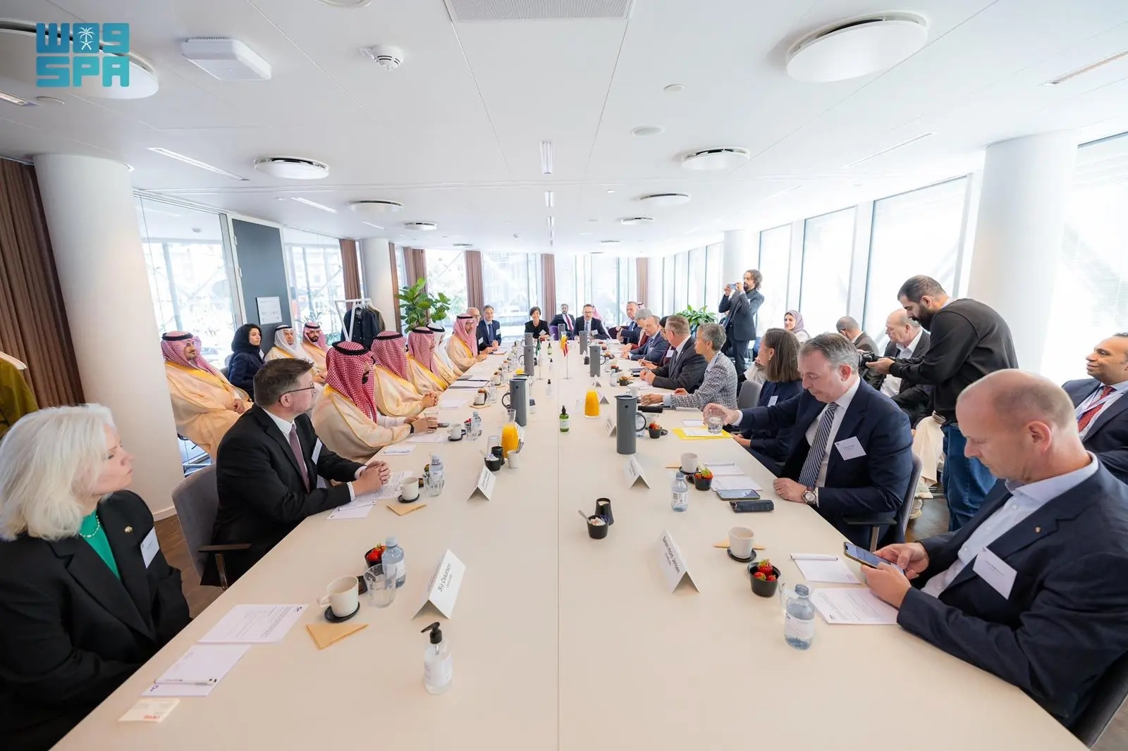 وزير الصناعة والثروة المعدنية يلتقي الرئيس التنفيذي لاتحاد الصناعات الدنماركية ويترأس اجتماع الطاولة المستديرة