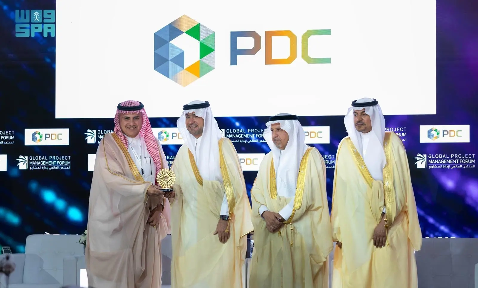 وزير البلديات والإسكان يكرِّم شركة كهرباء السعودية لتطوير المشاريع بصفتها راعيًا مؤسسًا في المنتدى العالمي لإدارة المشاريع