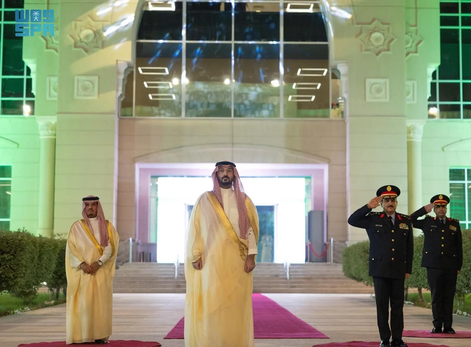 وزير الحرس الوطني يرعى حفل تخريج الدفعة السادسة من برنامج القيادة والأركان والدفعة الأولى من برنامج الدراسات العسكرية المتقدمة ويدشّن برنامج الحرب