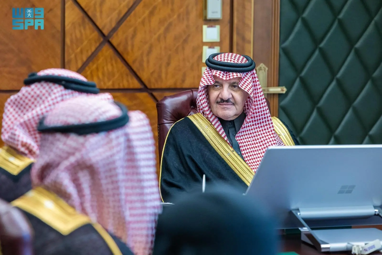 أمير المنطقة الشرقية يقدّم التعازي لأسرة العطيشان