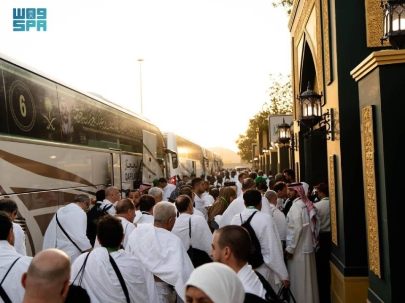 ضيوف خادم الحرمين الشريفين يوثقون رحلتهم الإيمانية من جدة إلى عرفات ومزدلفة وصولاً لمنى ويعبّرون عن شكرهم للمملكة