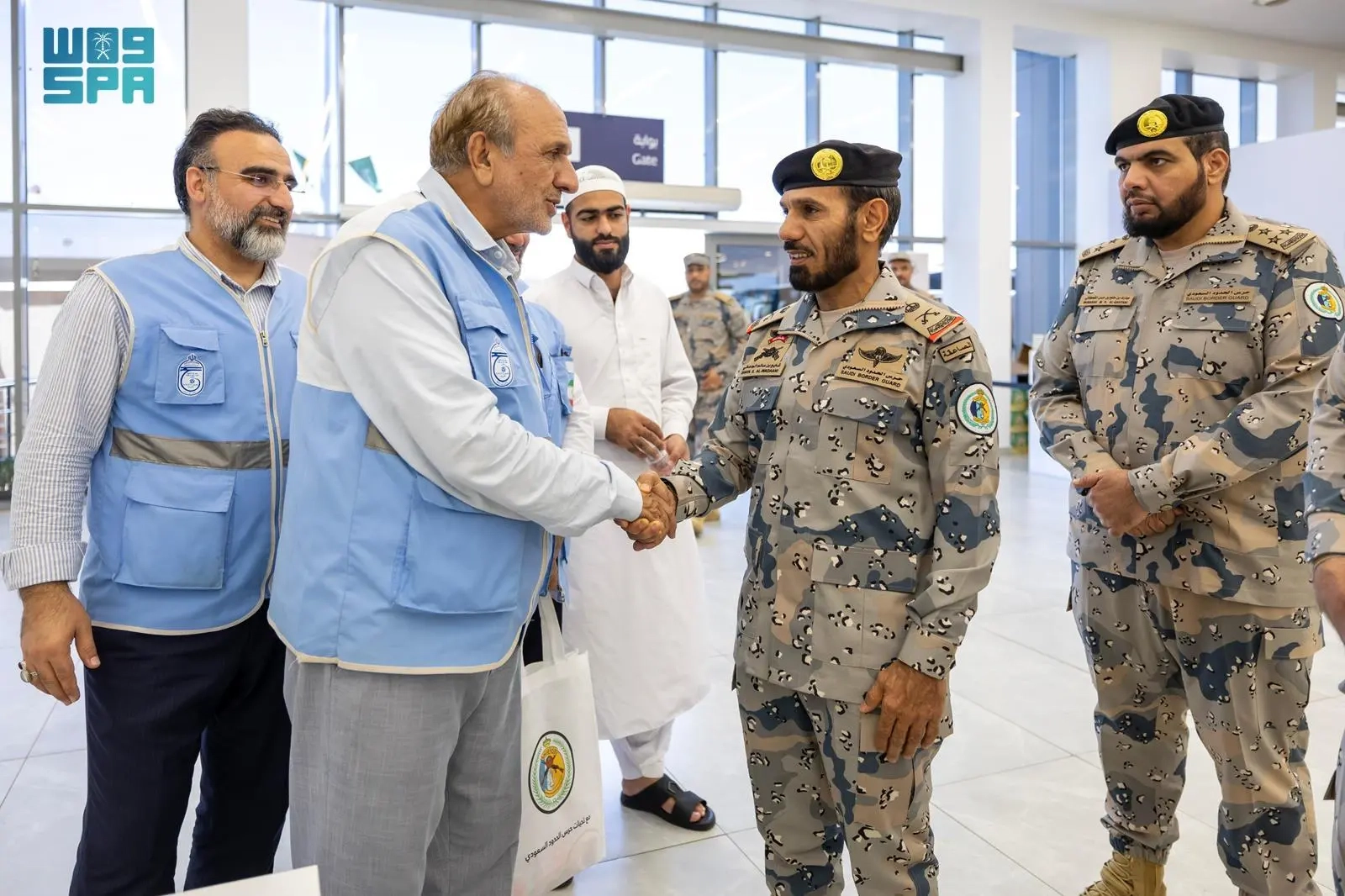 اللواء الركن الودعاني يقف ميدانيًا على سير عمل منسوبي حرس الحدود والخدمات المقدمة لضيوف الرحمن في منفذ جديدة عرعر