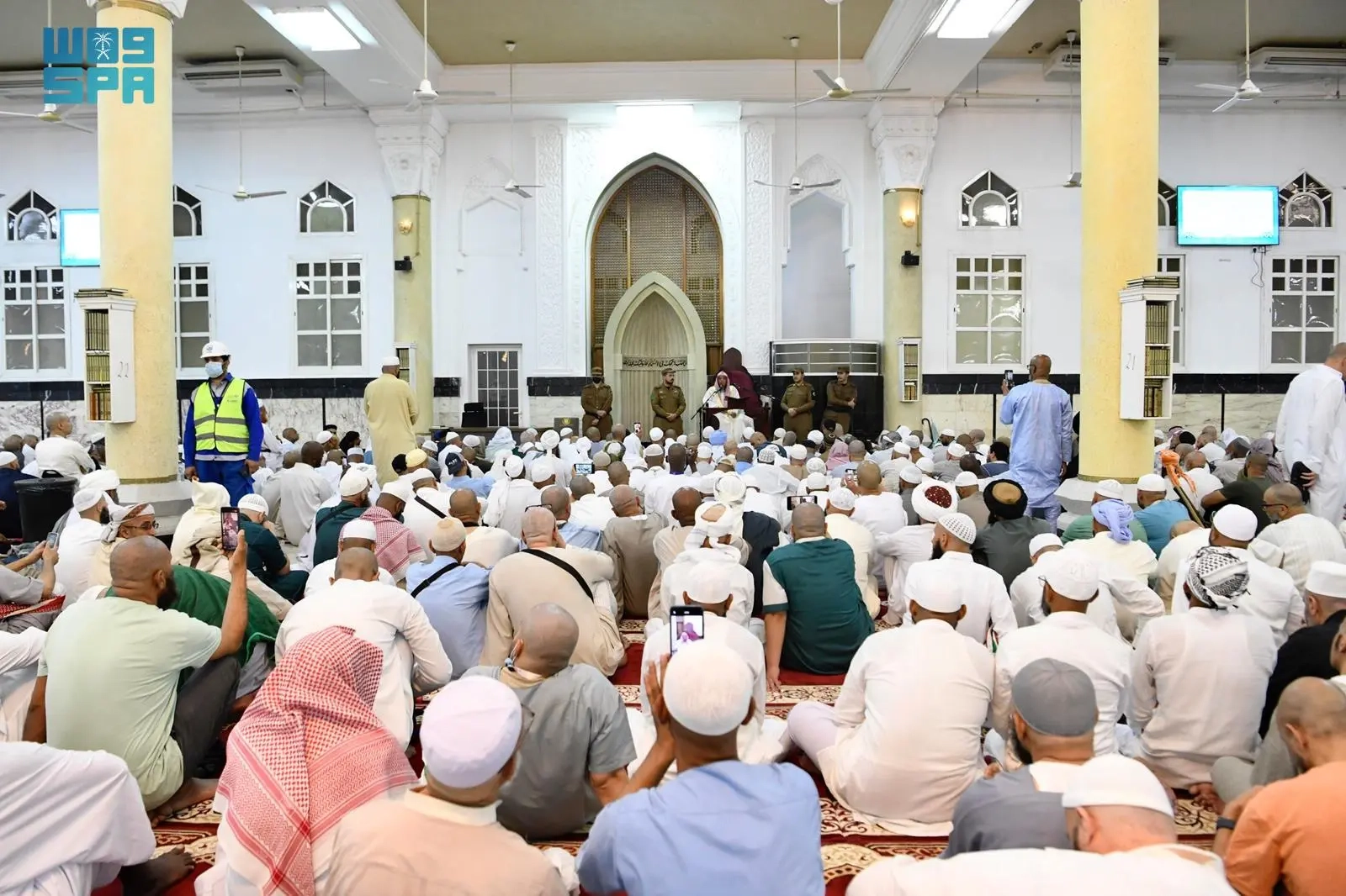 'الشؤون الإسلامية' تنظم محاضرتين توعويتين في مسجد الخيف