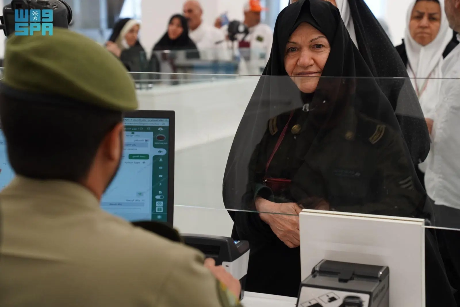 الجوازات تقدم خدماتها لتسهيل مغادرة ضيوف الرحمن من الجمهورية الإسلامية الإيرانية عبر منفذ جديدة عرعر