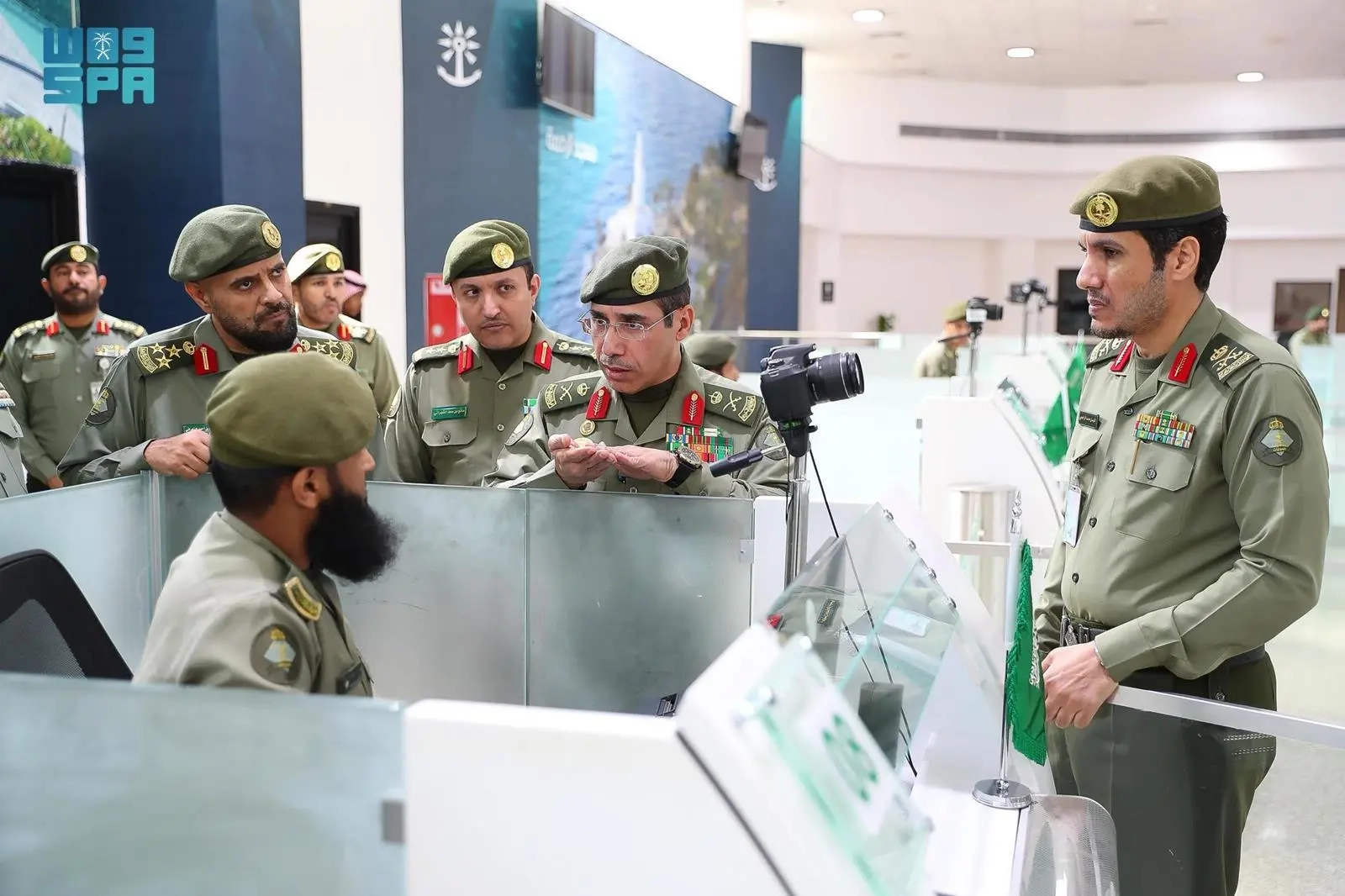 مدير عام الجوازات المكلف يتفقد سير العمل في صالات الجوازات بميناء جدة الإسلامي