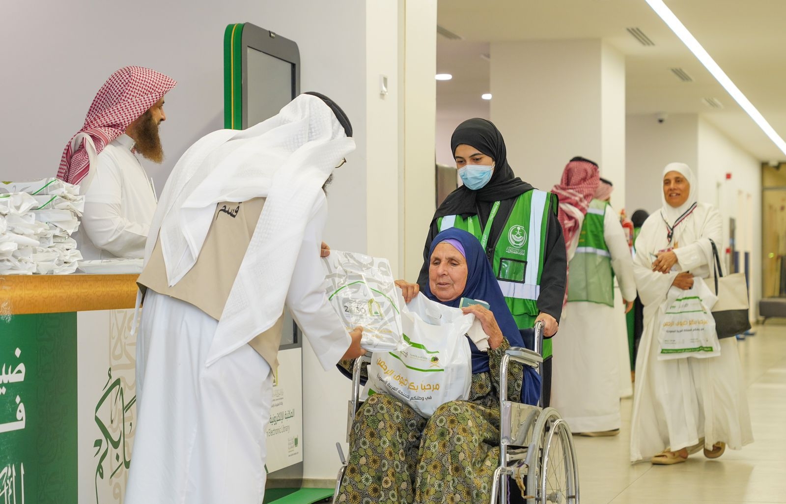 بإشراف ومتابعة أمير منطقة تبوك مدينة الحجاج بحالة عمار تواكب وداع ضيوف الرحمن العائدين إلى أوطانهم