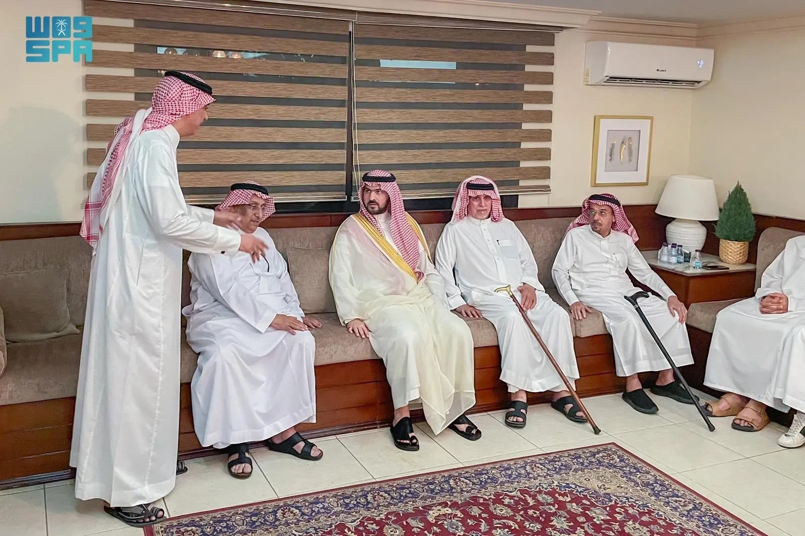نائب أمير المنطقة الشرقية يقدم التعازي لأسرة العطيشان في وفاة والدتهم