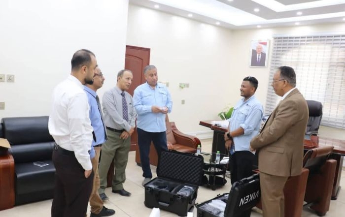 البرنامج العالمي للجريمة البحرية يسلم جمارك عدن أجهزة الفحص بالأشعة