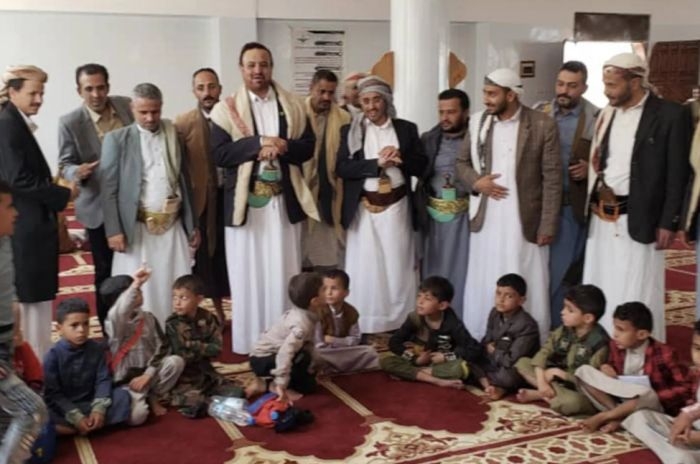 سكان صنعاء يتحدون الحوثي ويغلقون 3 مراكز تجنيد بالسنينة