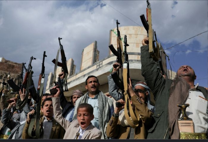 في محاولة مفضوحة لحشد الرأي العام العالمي .. تصاعد استهداف عصابة الحوثي للمدنيين بالتزامن مع الحملة الجوية الأمريكية